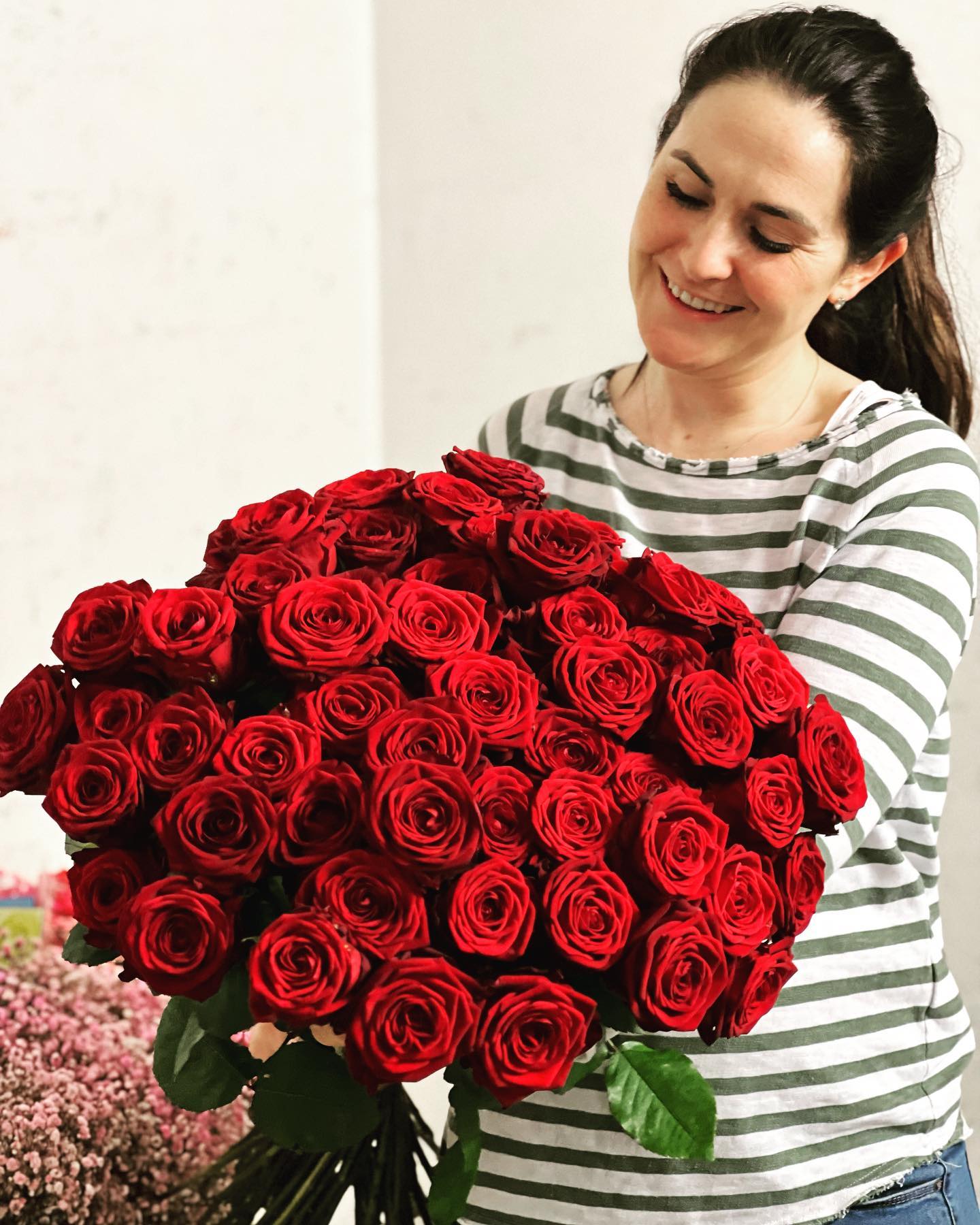 Für heute Feierabend , doch der Countdown läuft!!! Morgen ist MUTTERTAG❤️ und wir freuen uns Euch dabei zu unterstützen wie die Herzen aller lieben Mütter höher schlagen! Sag DANKE mit wunderschönen Blumen @casadeifiorinbg Öffnungszeiten: 8:00-20:00 Uhr  #motherday #motherdaygift #flowersofmotherday #loveformymom #flowers #flowershop #flowerstagram #flowerpower #happyday #redroses #gift #giftideas #giftformom #soproudofyou #bestmom #forever