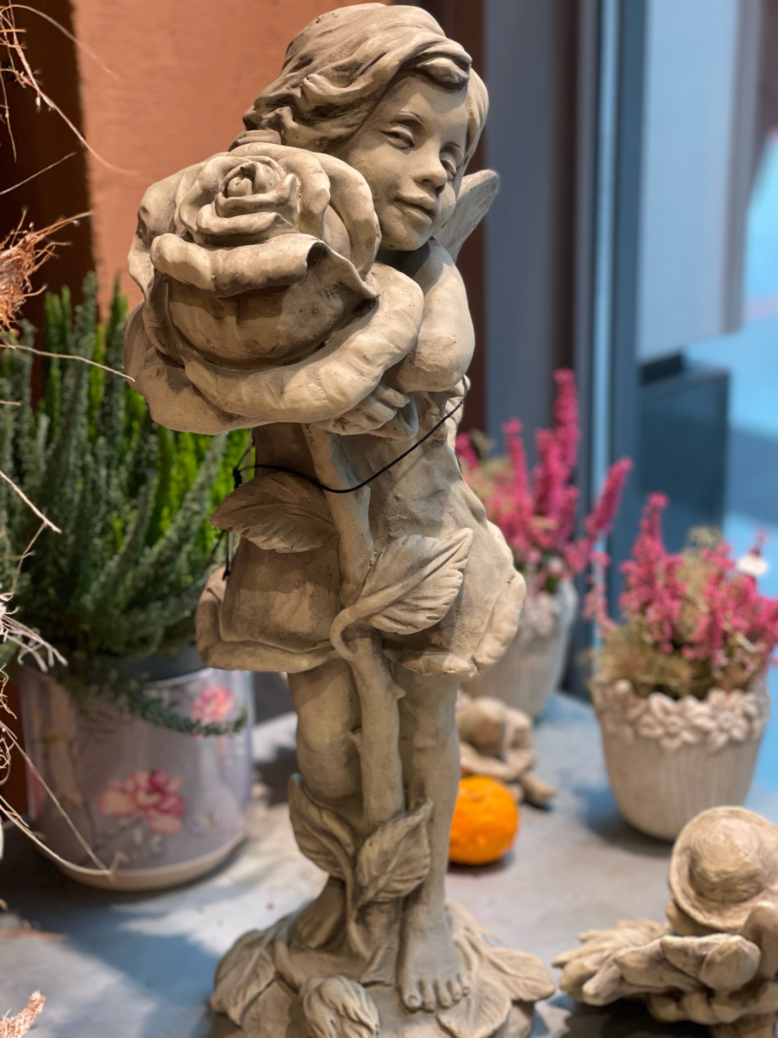 Steinfigur Dame mit Blüte