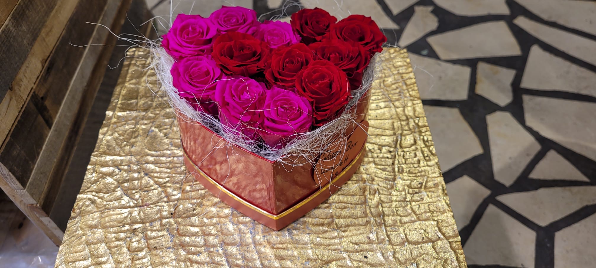 Herzbox mit gefriergetrockneten Rosen