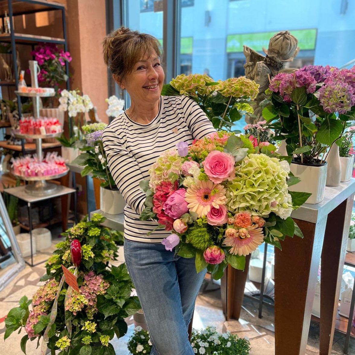 We love it ❤️ flowers just in time 🌸 Take a deep breath and you will smile 🥰☺️ #itstimeforflowers #weloveit #doit #buyyourselfflowers #sopretty #whynot #nicetomeetyou #roses #pink #bunchofflowers @casadeifiorinbg #houseofflowers