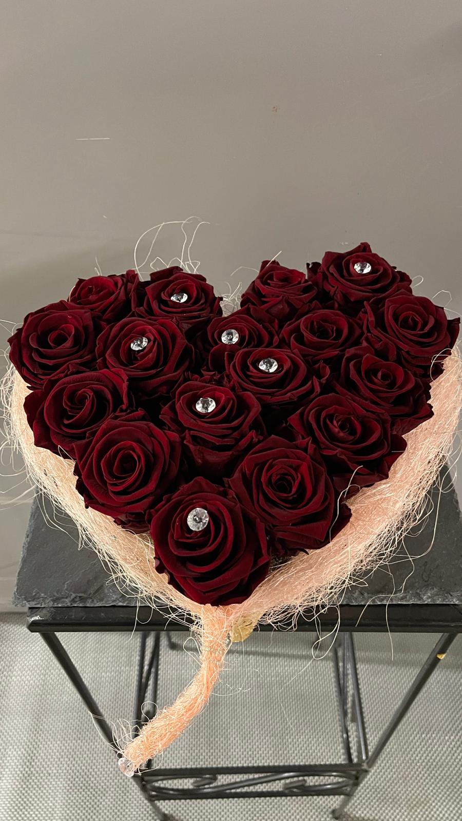 Herz mit  17 Stück gefriergetrockneten Rosen 