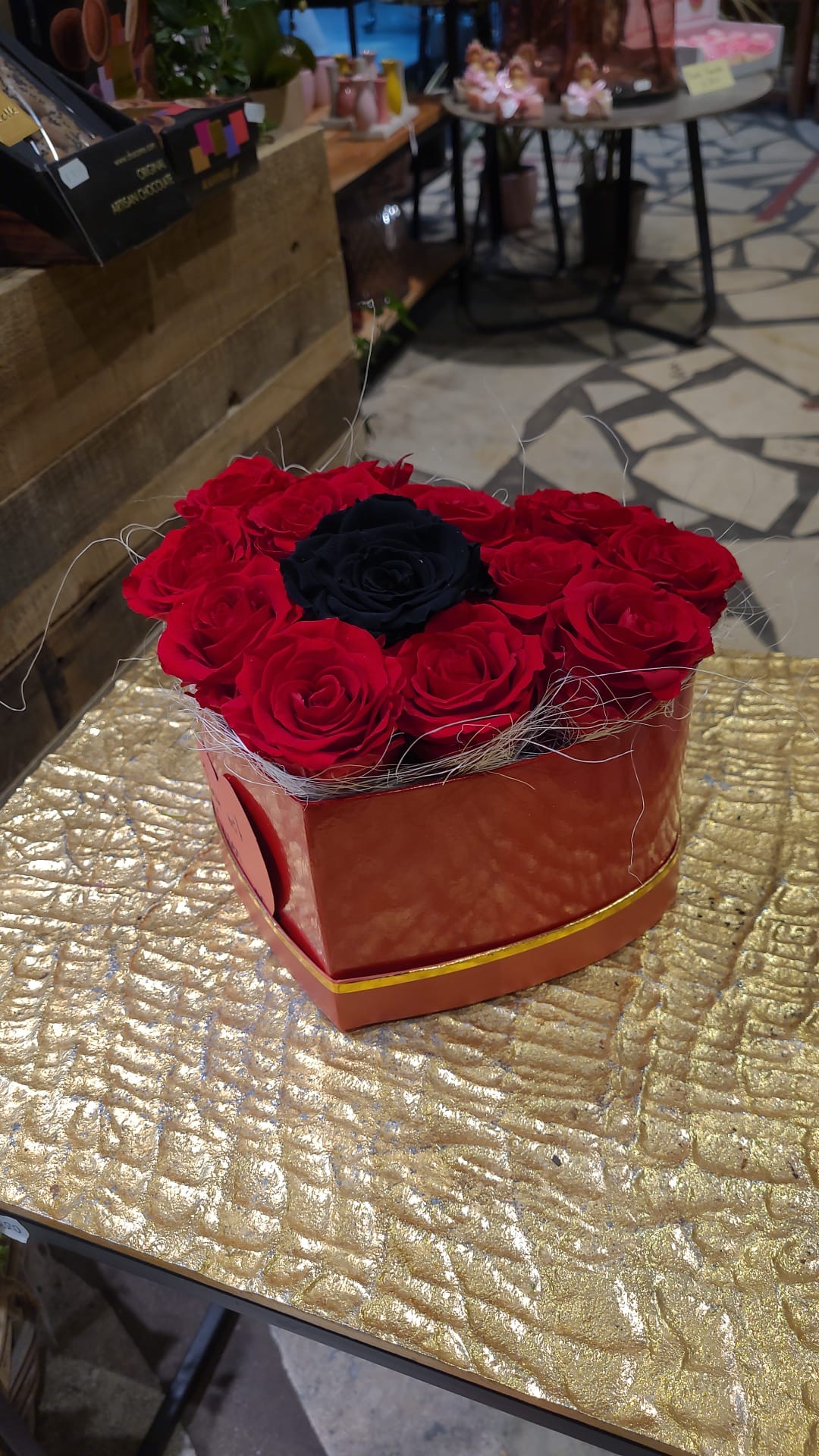 Herzbox mit gefriergetrockneten Rosen Rot